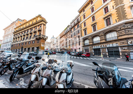 Roma, Italia - 5 Settembre 2018: Italiano strada fuori in città storica in mattinata ampio angolo di strada con nessuno e parcheggiata motociclette Scooter in Mon Foto Stock