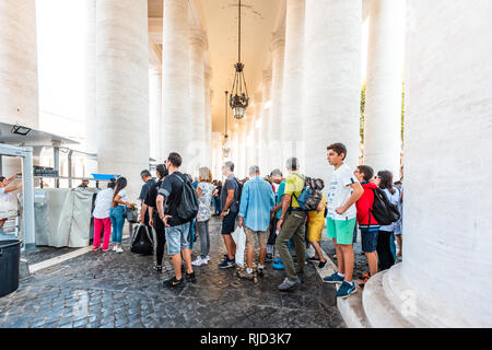 Città del Vaticano, Italia - 5 Settembre 2018: molte persone in linea la coda per entrare in Piazza San Pietro Basilica la folla in Roma di punto di controllo di sicurezza Foto Stock