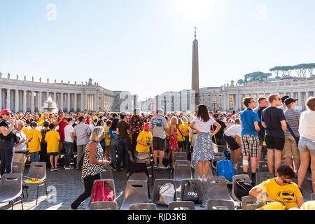 Città del Vaticano, Italia - 5 Settembre 2018: molte persone in piedi per la Chiesa in Piazza San Pietro Basilica durante la massa udienza papale sulla giornata di sole folla mi Foto Stock