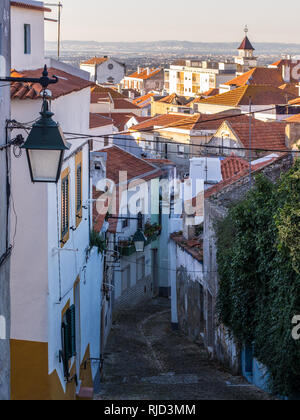 Street nella città vecchia in Palmela, Distretto di Setubal, a sud di Lisbona in Portogallo, al tramonto. Foto Stock