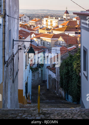 Street nella città vecchia in Palmela, Distretto di Setubal, a sud di Lisbona in Portogallo, al tramonto. Foto Stock