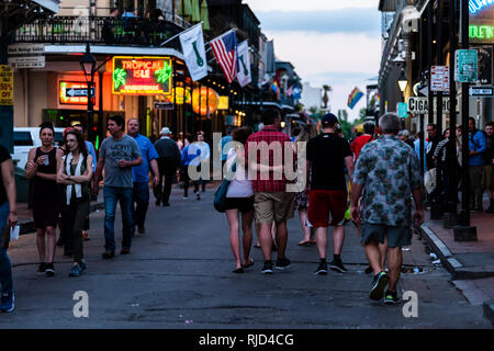 New Orleans, Stati Uniti d'America - 22 Aprile 2018: città vecchia Bourbon Street in Louisiana town city, partito popolare vita notturna in serata durante la notte illuminata con neon s Foto Stock