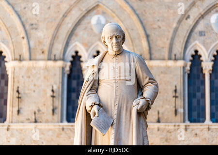 Siena, Italia - 27 agosto 2018: storica città vecchia medievale Borgo in Toscana con la statua in Palazzo Salimbeni closeup Foto Stock