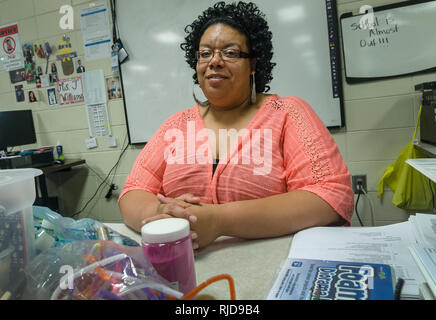 Una donna afro-americana si siede al suo des, e il Agosto 8, 2016 alla Cleveland Career Development & Technology Center in Cleveland, Mississippi. Foto Stock