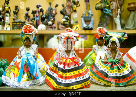 Colorate, souvenir, frigo magnete figurine di donne da Bahia in abito tradizionale sul display Salvador de Bahia, Brasile, Foto Stock