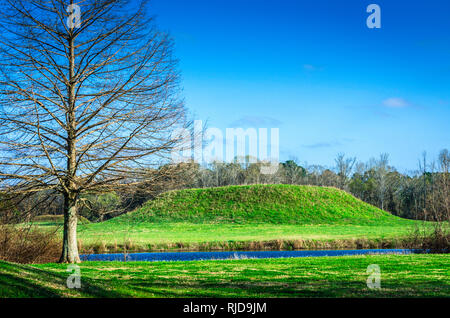 Il sole tramonta su uno dei 26 tumuli indiano che è stato scoperto a Moundville Parco Archeologico nel Moundville, Alabama. Foto Stock