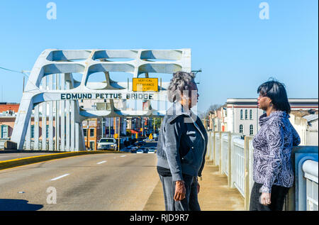 Scrittore e drammaturgo Cheryl L. Davis, destra, colloqui con sua madre, Bruce Davis, sul Edmund Pettus Bridge, Febbraio 7, 2015, in Selma, Alabama. Foto Stock