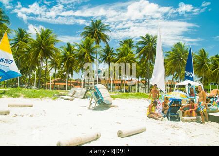 Porto de Galinhas, Brasile - 24 Febbraio 2009: per coloro che godono di una calda giornata sulla barca da pesca (Jangada) a Porto de Galinhas, Pernambuco, Brasile Foto Stock