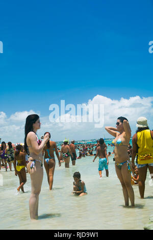 Porto de Galinhas, Brasile - 24 Febbraio 2009: per coloro che godono di una calda giornata sulla barca da pesca (Jangada) a Porto de Galinhas, Pernambuco, Brasile Foto Stock