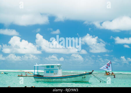 Porto de Galinhas, Brasile - 24 Febbraio 2009: per coloro che godono di una calda giornata sulla barca da pesca (Jangada) a Porto de Galinhas, Pernambuco, Brasile Foto Stock