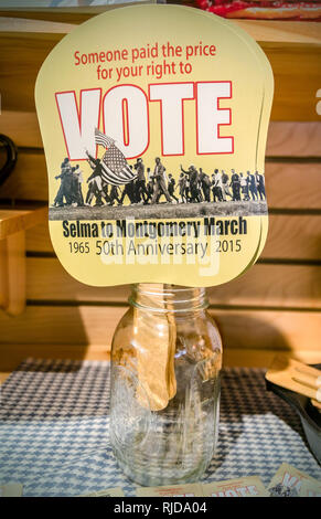 Gli appassionati della carta per la commemorazione del cinquantesimo anniversario della Selma a Montgomery marzo vengono visualizzate in Lowndes Interpretive Center a Hayneville, Alabama. Foto Stock