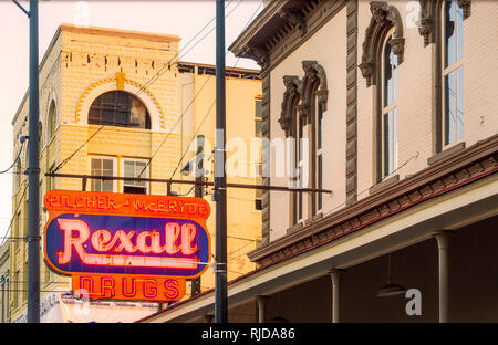 Il sole tramonta sul Pilcher-McBryde farmaci, 14 febbraio, 2015, in Selma, Alabama. La farmacia si trova su Broad Street vicino alla Edmund Pettus Bridge. Foto Stock