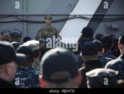 MAYPORT, Fla. (GEN. 24, 2018) Capo di operazioni navali Adm. John M. Richardson parla con i marinai e Marines assegnati ai comandi su Naval Station Mayport durante un tutte le mani con la chiamata a bordo dell'assalto anfibio nave USS Iwo Jima (LHD 7). Durante la chiamata, Richardson e Master Chief Sottufficiali della Marina Steven S. Giordano discusso Iwo Jima di prossima distribuzione e risposto alle domande su argomenti quali l'avanzamento, uniformi, la disponibilità a bordo per tutta la flotta e il Marinaio 2025 Programma. Foto Stock