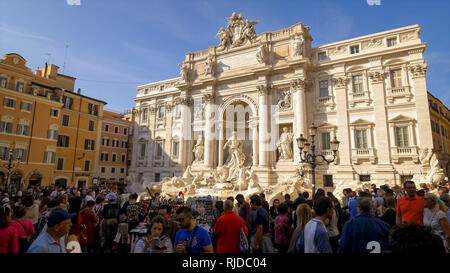 I turisti alla Fontana di Trevi a Roma, Italia Foto Stock