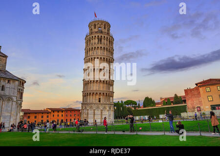 Pisa, Italia - 25 Ottobre 2018: Torre Pendente di Pisa, Italia contro Blu Cielo di tramonto e la gente intorno Foto Stock