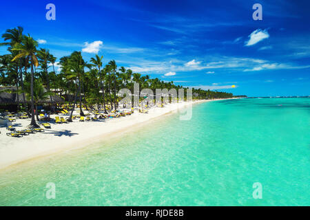 Vacanza tropicale in Punta Cana Repubblica Dominicana. Veduta aerea beach resort. Il parasailing. Prendere il sole. Foto Stock