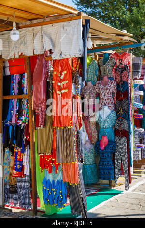 Mercato sulle rive del Nilo dal Tempio di Kom Ombo, Alto Egitto la vendita tradizionale galabeyas colorati come souvenir per i turisti provenienti da crociere Foto Stock