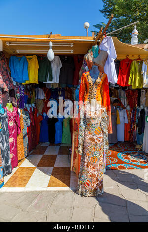 Mercato sulle rive del Nilo dal Tempio di Kom Ombo, Alto Egitto la vendita tradizionale galabeyas colorati come souvenir per i turisti provenienti da crociere Foto Stock