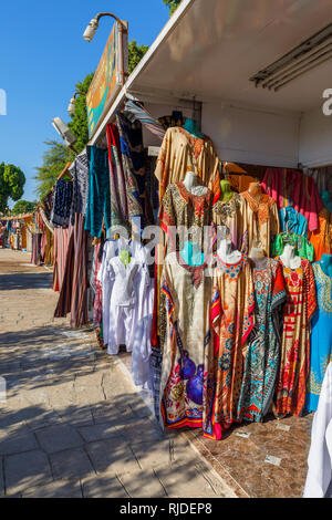 Mercato sulle rive del Nilo dal Tempio di Kom Ombo, Alto Egitto la vendita tradizionale galabeyas colorati come souvenir per i turisti provenienti da crociere Foto Stock