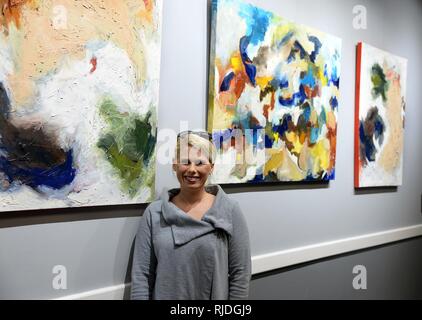 Emmie Sherertz, artista locale, sorge accanto al suo lavoro Gen 12, 2018 all'interno del Club sul Columbus Air Force Base, Mississippi. Il Club galleria d'arte è stata creata nel 2015 con l'apertura del rinnovato di recente Club. Il Columbus Arts Council commuta l'arte fuori circa ogni due mesi, fornendo sei artisti di un anno per mostrare il loro lavoro al Columbus AFB di servizio e i membri della famiglia. Foto Stock