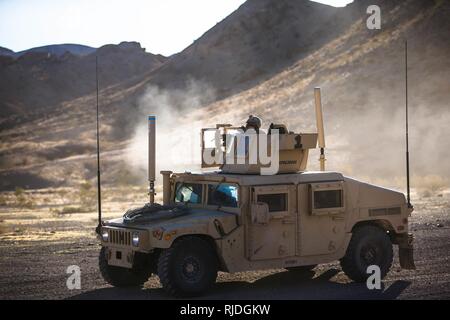 Lancia Cpl. Charles Wohlers, 1° LE artigliere, Marina Wing Support Squadron 371, incendi un M240 Bravo durante il fuoco motorizzato e movimento Esercizio Esercizio su serie 114, al Marine Corps Air Ground Centro di combattimento, ventinove Palms, California, Gennaio 18, 2018 come una parte di formazione integrata esercizio 2-18. Lo scopo di ITX è creare un impegnativo, addestramento realistico ambiente che produce la lotta contro-pronto di forze in grado di operare come un sistema integrato di MAGTF. Foto Stock