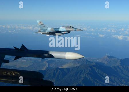 Un U.S. Air Force F-16 Fighting Falcon aeromobili, assegnato al XVIII Aggressor Squadron (AGRS) fuori di Eielson Air Force Base in Alaska, taxi verso la pista durante la fase di esercizio Sentry Aloha 18-1 a gennaio 12, 2018 a base comune Harbor-Hickam perla, Hawaii. Dopo Sentry Aloha termina, XVIII AGRS partiranno per Andersen Air Force Base, Guam per partecipare a far fronte Nord 2018. Foto Stock