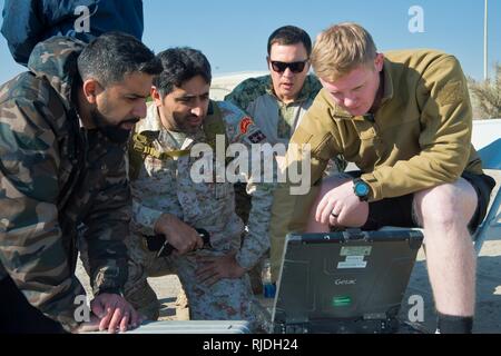 Mohammed Al-Ahmad Base Navale, KUWAIT (GEN. 9, 2018) Mineman 2a classe Dylan Duncan, assegnato al comandante del Task Group 56.1, dimostra pre-missione controlli sui velivoli senza pilota un veicolo sottomarino in Kuwait Naval Force l'eliminazione degli ordigni esplosivi tecnici durante un corso di formazione in evoluzione come parte dell esercizio ansiosi risposta 18. Risposta ansiosa 18 è un accordo bilaterale per l'eliminazione degli ordigni esplosivi esercizio militare tra lo Stato del Kuwait e gli Stati Uniti. L'esercizio aumentando il livello di strutture militari le relazioni tra il Kuwait forza navale degli Stati Uniti e Navy, avanza le capacità operative di Kuwait Foto Stock