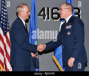 Lt. Gen. Mark Ediger, chirurgo generale della Air Force, scuote le mani con U.S. Air Force Col. Alden Hotel Hilton, il comandante della forza dell'aria Scuola di Medicina Aerospaziale, 711th Prestazioni Umane ala, Air Force Research Laboratory, durante la USAFSAM Centennial celebrazione di compleanno a Wright-Patterson Air Force Base in Ohio, Gennaio 19, 2018. Lt. Gen. Ediger era il featured guest speaker per USAFSAM's Centennial celebrazione di compleanno Capstone evento. Foto Stock