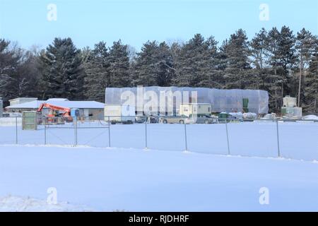 Lavoratori con Nuvo costruzione Inc. di Milwaukee lavorare sulla costruzione di un nuovo edificio per lo stoccaggio del gen. 16, 2018 a costituzione Park a Fort McCoy, Wis. $724,000 impianto di stoccaggio saranno utilizzati dalla direzione della famiglia e morale, il benessere e la ricreazione. Il contratto data di completamento è nel settembre 2018. L'edificio adibito allo stoccaggio sarà in mattoni di fronte e hanno circa 3.600 piedi quadrati di spazio di archiviazione disponibile. Costruzione di Fort McCoy è coordinato dalla Direzione di opere pubbliche. Foto Stock