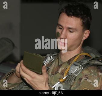 Un paracadutista dal 4° Battaglione, 319Airborne campo Reggimento di Artiglieria si applica il camuffamento a faccia in vernice in Nuremberg, Germania, gennaio 17, 2018. Il volo è stato di funzionamento in risposta alla unità di emergenza del Deployment Readiness esercizio, il quale ha testato il gruppo nella sua capacità di progetto a lungo intervallo di precisione sotto 36 ore. Foto Stock