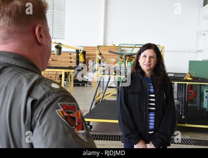 Vice Secretarty del Department of Homeland Security Elaine Duca ascolta Cmdr. Jared Re, delegato della Guardia Costiera di interdizione in elicottero Tactical Squadron (HITRON), spiegare la missione dell'unità durante il duca la visita presso la guardia costiera Stazione aria Miami, Martedì, 16 gennaio, 2018. Il duca ha visitato più componenti del Dipartimento di sicurezza nella zona di Miami per acquisire una migliore comprensione della missione di HSTF-SE. Stati Uniti Coast Guard Foto Stock