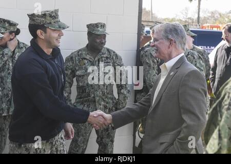 Il Jacksonville, Florida (GEN. 24, 2018) Senior Chief Master-at-Arms Javier Santiago scuote le mani con il membro del Congresso John Rutherford, Florida il 4 Quartiere Congressuale, alla Naval Station Mayport la stazione dei vigili del fuoco. Rutherford si è incontrato con vigile del fuoco e di velisti assegnati per la sicurezza di base per ringraziarli per il loro servizio e raccogliere i loro pensieri su come egli è in grado di rappresentare al meglio i loro sui temi del congresso di spostamento in avanti. Foto Stock