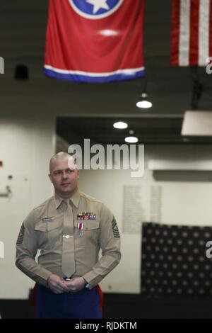 Stati Uniti Marine Corps Sgt. Il Mag. Jody F. VanDoorenmaalen, off-andando sergente maggiore per stazione di reclutamento di Nashville 6 Marine Corps distretto, offre un discorso durante un sollievo e nomina cerimonia presso il Tennessee Highway Patrol Training Academy, Nashville, Tennessee, a gennaio 19, 2018. VanDoorenmaalen riferirà alle Marine Tactical Air Command Squadron 38 di assumere i compiti come sergente maggiore. Foto Stock