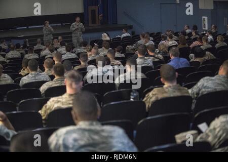 Il Mag. Jason Giron, 23d Comptroller comandante dello squadrone, destra, risponde alle domande a fianco di Col. Jennifer breve, 23d Wing Commander, gen. 22, 2018 a Moody Air Force Base, Ga. Questo è stato nel corso di una città in stile sala riunioni di affrontare il governo di arresto. Foto Stock