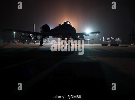 Un-10C Thunderbolt II aeromobili assegnati al 122Fighter Wing, Indiana Air National Guard, siede nel bagliore dei fari di lavoro dopo lo sbarco durante l'avvio del funzionamento del tutore Blitz, gen. 22, 2018 a MacDill Air Force Base, Fla. operazione Blitz custode prevista la possibilità per il 122per integrare la nostra formazione con altre unità militari nella regione, compresa l'aria effettua il rifornimento di carburante alle navi cisterna, asset rotante e il morsetto di giunzione le centraline di attacco. Foto Stock