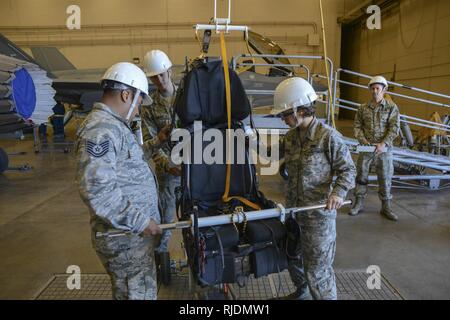 Avieri assegnato alla cinquantaseiesima Manutenzione componenti squadrone guide un F-35un fulmine II sede di espulsione su un carrello per la manutenzione a Luke Air Force Base, Ariz., 11 genn. 2018. Nel maggio 2017, tre modifiche sono state implementate per la F-35 sistema di espulsione per rimuovere la 136 libbra di peso limite restrizione. Foto Stock