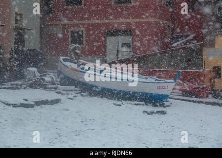 Genova, Italia, 23 gennaio, 2019. Boccadasse barca. Neve a Genova, Italia. Federico Fazzini / risveglio / Foto Stock