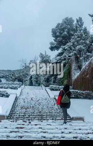 Genova, Italia, 23 gennaio, 2019. donna. Neve a Genova, Italia. Federico Fazzini / risveglio / Foto Stock