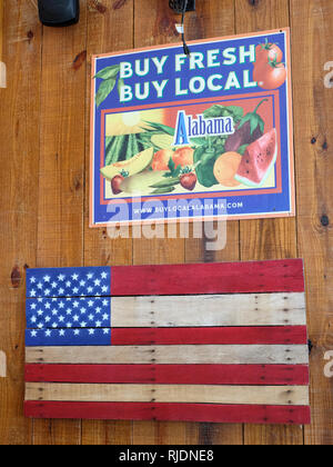 Acquistare Acquistare fresco segno locale promuovendo Alabama agricoltura al di sopra di una bandiera americana dipinta su legno in una zona rurale Alabama farm Mercato di Pike Road Alabama, STATI UNITI D'AMERICA Foto Stock
