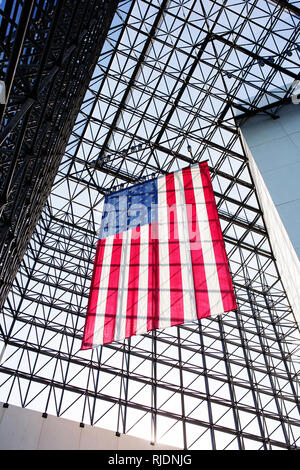 Una bandiera americana si blocca all'interno del John F. Kennedy Presidential Library and Museum a Boston, Massachusetts, USA. Foto Stock