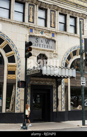 La storica S&W caff edificio nel centro di Asheville, North Carolina, Stati Uniti d'America. L'edificio art deco è stato progettato da Douglas Ellington. Foto Stock