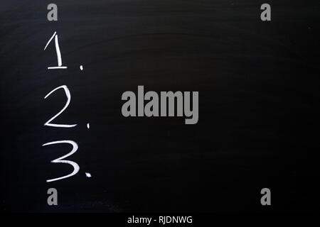 1 2 3 scritto a mano in bianco gesso su una lavagna con copyspace Foto Stock