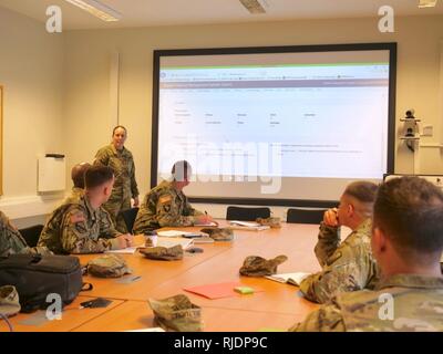 Master Sgt. Ana Springstube, sedicesima brigata di supporto operazioni non commissionato-officer in carica, conduce una classe sulla formazione digitale del sistema di gestione per primo sergeants e comandanti di compagnia della brigata nel supporto Operations Center sala conferenze, 23 gennaio. La classe ha avuto luogo come parte della settimana dei Cavalieri, un evento annuale per la società, battaglione, e leader dei vigili del fuoco a venire insieme per condurre lo sviluppo di leader e attività di team building. Foto Stock