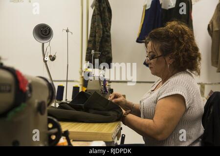 Blanca Quintero, una sarta presso la stazione di pulitura a secco, altera una coppia di stati uniti Marine Corps pantaloni di servizio presso le lavanderie in Marine Corps Air Station Yuma, Ariz., 10 gennaio, 2017. La stazione di pulitura a secco è un servizio fornito dalla Marine Corps Exchange (MCX) a Marines e civili, che fornisce loro la possibilità di ottenere i loro indumenti puliti, pressati, montato, alterati o una combinazione di servizi se necessario. Foto Stock