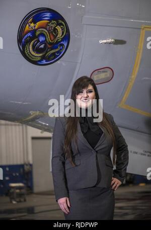 Jerrica Skipper, un artista da Carriere, Mississippi, posa per una foto accanto al naso arte su un RC-135S Cobra sfera aerei di ricognizione Gen 23, 2018 all'interno del Benny L. Davis Impianto di manutenzione a Offutt Air Force Base, Neb. Skipper visitato Offutt per vedere il suo progetto che è stato recentemente installato sul velivolo. Foto Stock