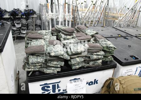 Equipment for the Cold-Weather Operations Course (CWOC) is shown on Jan. 24, 2018, at Fort McCoy, Wis. During CWOC, students are trained on a variety of cold-weather subjects, including skiing and snowshoe training as well as how to use ahkio sleds and other gear. Training also focuses on terrain and weather analysis, risk management, cold-weather clothing, developing winter fighting positions in the field, camouflage and concealment, and numerous other areas that are important to know in order to survive and operate in a cold-weather environment. The training is coordinated through the Direct Foto Stock