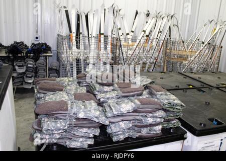 Equipment for the Cold-Weather Operations Course (CWOC) is shown on Jan. 24, 2018, at Fort McCoy, Wis. During CWOC, students are trained on a variety of cold-weather subjects, including skiing and snowshoe training as well as how to use ahkio sleds and other gear. Training also focuses on terrain and weather analysis, risk management, cold-weather clothing, developing winter fighting positions in the field, camouflage and concealment, and numerous other areas that are important to know in order to survive and operate in a cold-weather environment. The training is coordinated through the Direct Foto Stock