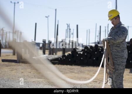 Airman Steven Borjorquez, 366 Training Squadron impianti elettrici apprendista studente del corso, le pratiche in modo corretto arrotolamento e memorizzare una mano-linea a Sheppard Air Force Base in Texas, Gennaio 24, 2018. Borjorquez è nel blocco di cinque delle sei e pianificata per laurearsi il 8 marzo. Foto Stock