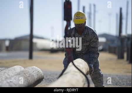 Senior Airman Cari Hendricks, 366 Training Squadron impianti elettrici apprendista studente del corso, aiuta i saldi e le guide un polo utilità su un rimorchio a Sheppard Air Force Base in Texas, Gennaio 24, 2018. Hendricks è nel blocco di cinque delle sei e pianificata per laurearsi il 8 marzo. Foto Stock