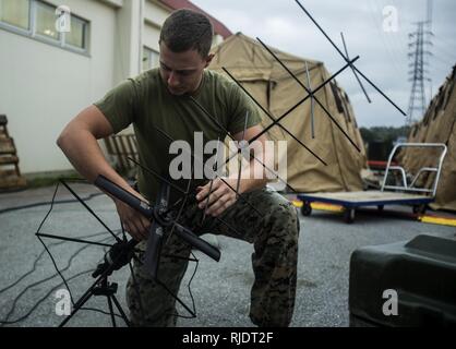 Cpl. Parker J. Berg regola un'antenna durante l'esercizio guerriero sfida 18 su Camp Foster, Okinawa, in Giappone, Gennaio 24, 2018. La sfida del guerriero 18, Marine ala squadrone di comunicazioni 18's squadrone interna esercizio, aumenti della marina di competenze tecniche, unità costruisce la coesione e ripete il supporto di comunicazioni prima dell'esecuzione di risolvere la chiave 18. Berg, da Boise, Idaho è un digitale (multi-channel) trasmissione a banda larga operatore dell' attrezzatura per il distacco alfa, MWCS-18, aria marina gruppo di controllo 18, primo velivolo marino ala. Foto Stock